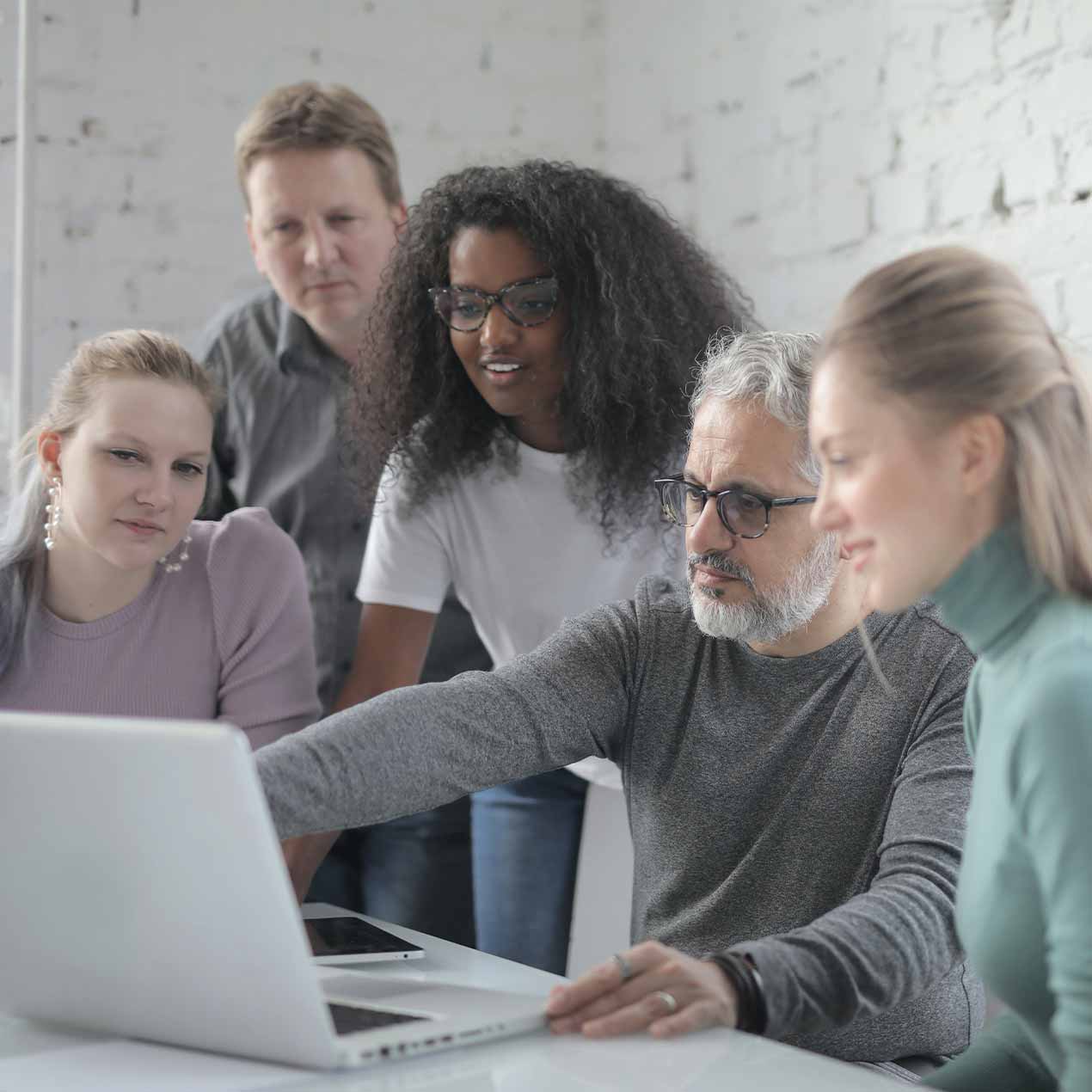 About Us من نحنُ